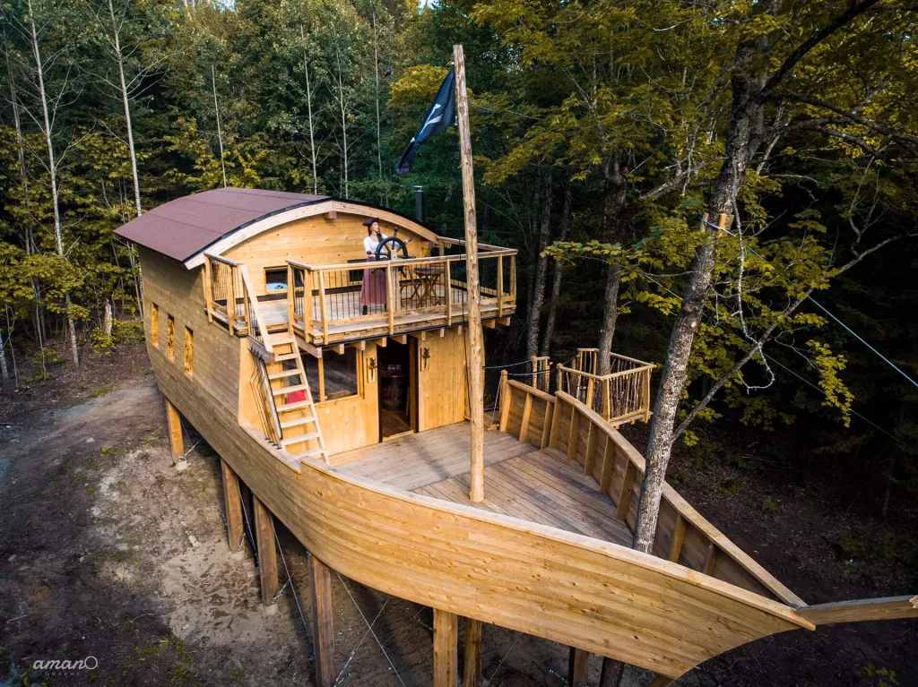 Le bateau pirate dans les arbres