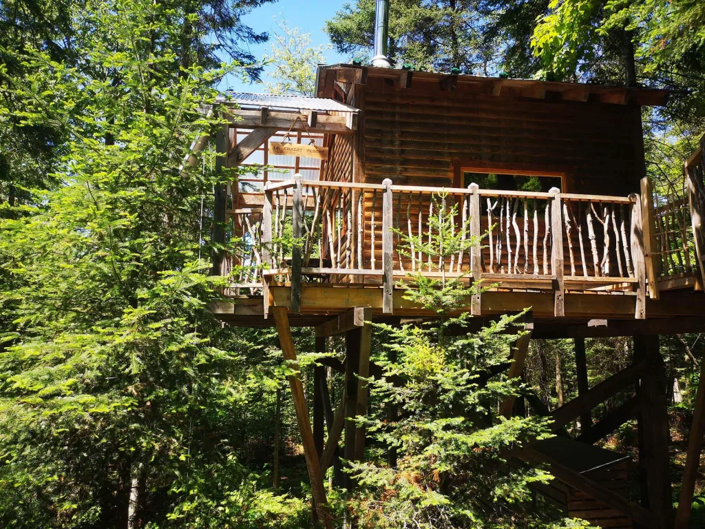 Le chalet perché dans les arbres